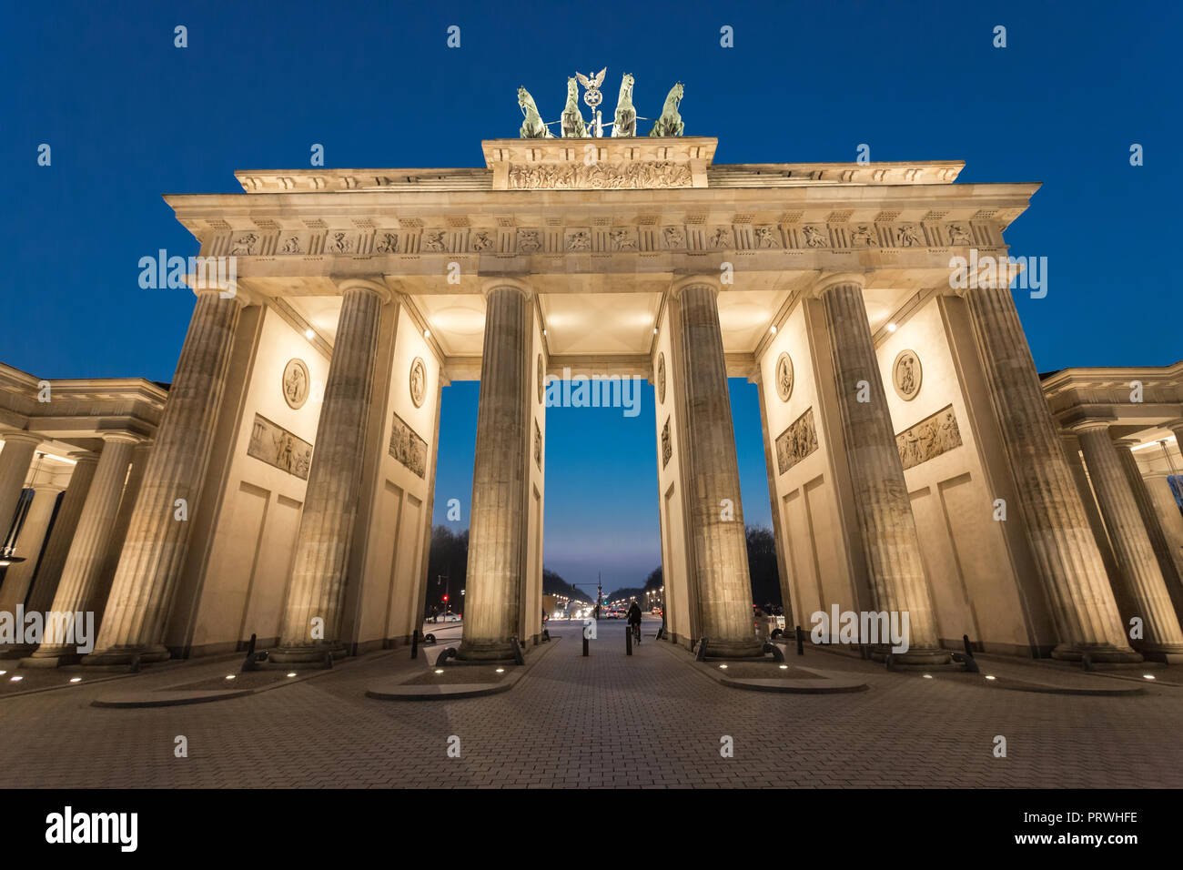 Berliner Tor oder Brandenburger Tor nachts. Stockfoto