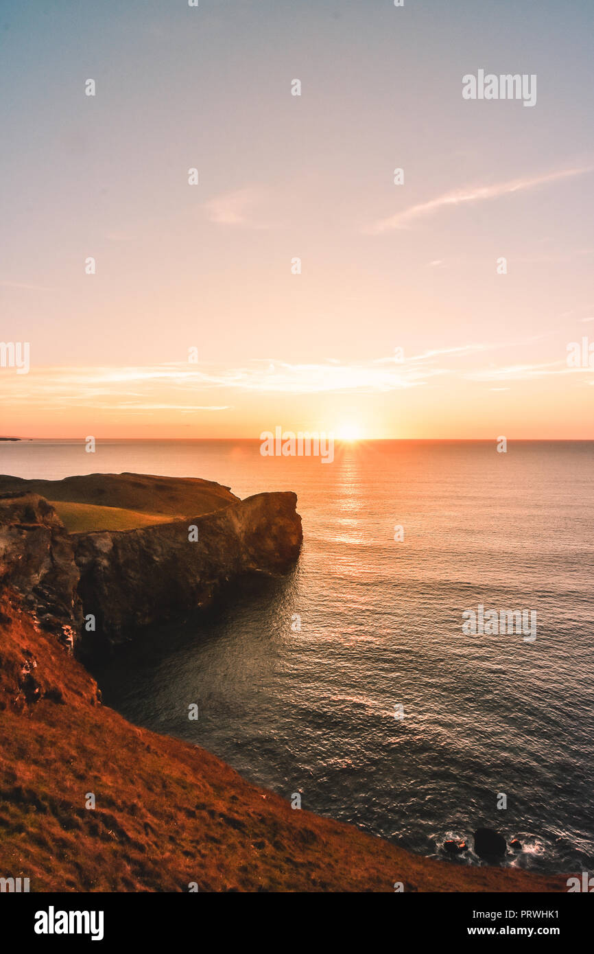 Sonnenuntergang an der Küste von North Cornwall bei Mawgan Porth in der Nähe von Newquay, Cornwall, England, Großbritannien Stockfoto