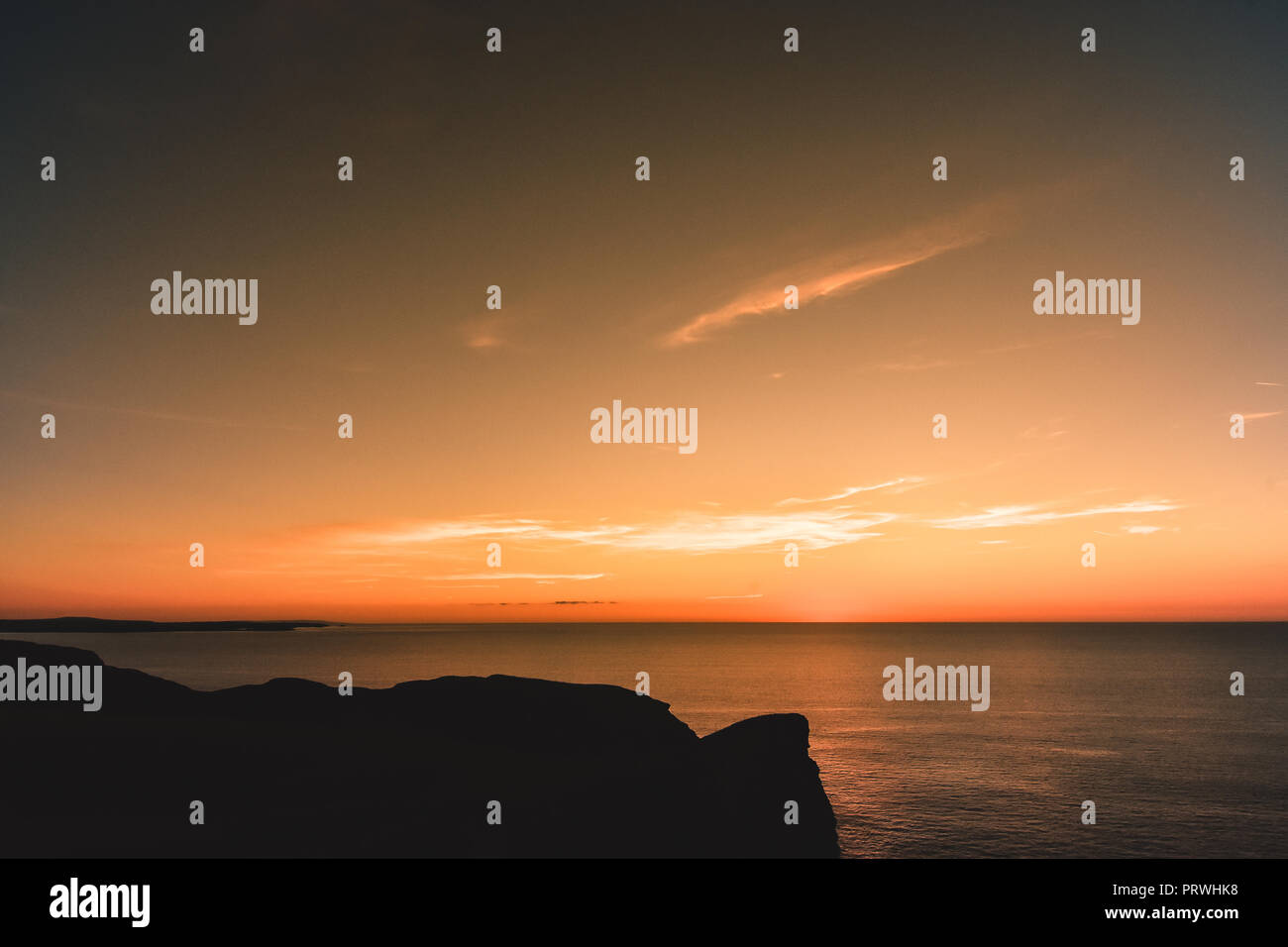 Sonnenuntergang an der Küste von North Cornwall bei Mawgan Porth in der Nähe von Newquay, Cornwall, England, Großbritannien Stockfoto