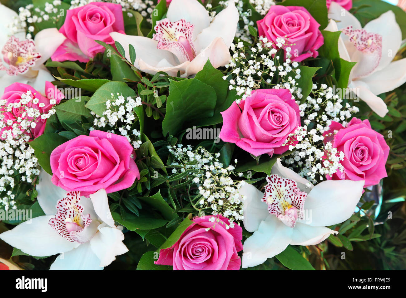 Rosa Rosen Und Weisse Orchidee Blumen Blumenstrauss Stockfotografie Alamy