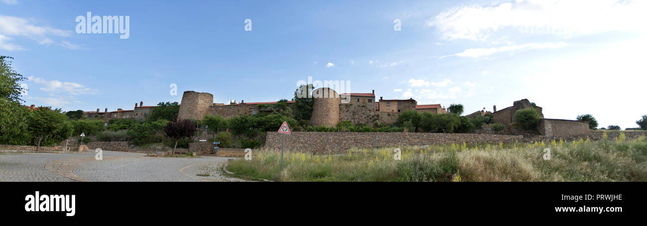 Panoramablick auf die imposanten Mauern der historischen mittelalterlichen Dorf Castelo Rodrigo, Portugal Stockfoto