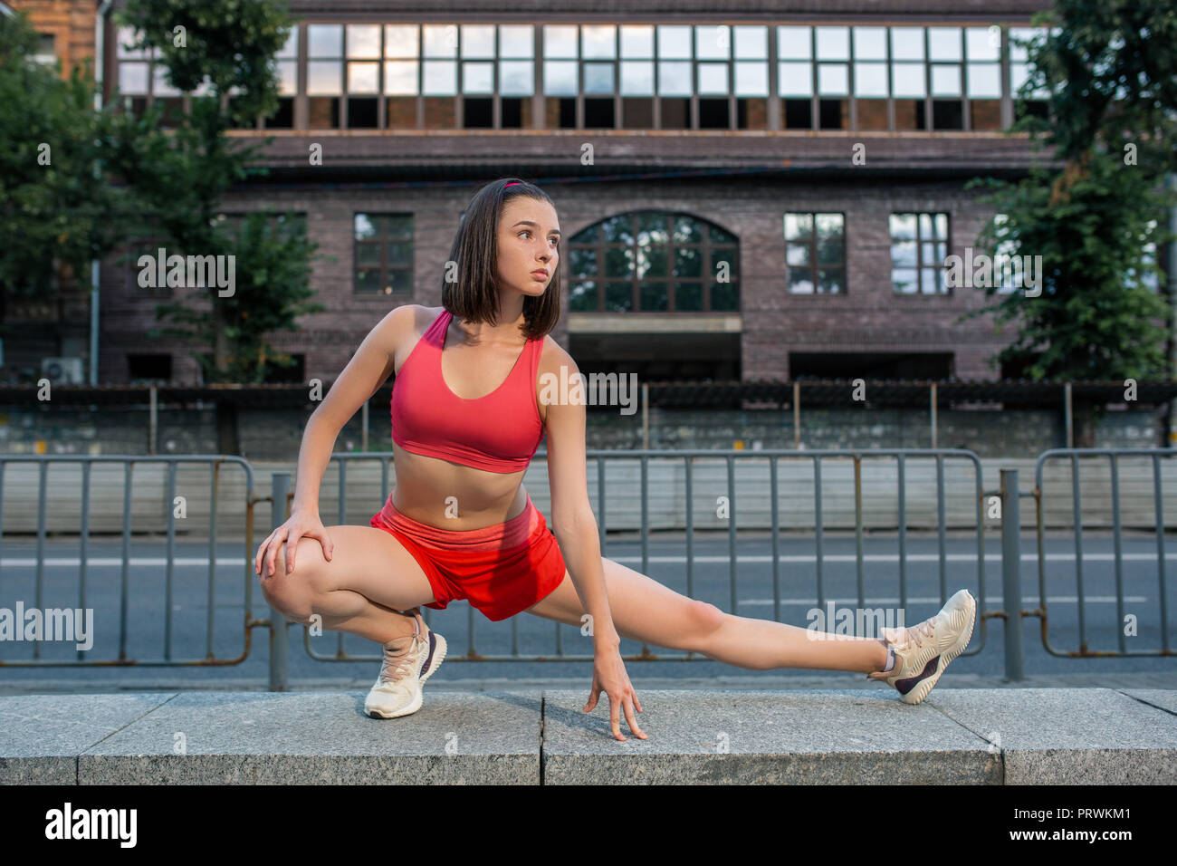 Sportliche Frau Dehnen Und Aufwarmen Beine Vor Dem Ausfuhren Der Stadtischen Fitness Training Sport Und Eine Gesunde Lebensweise Stockfotografie Alamy