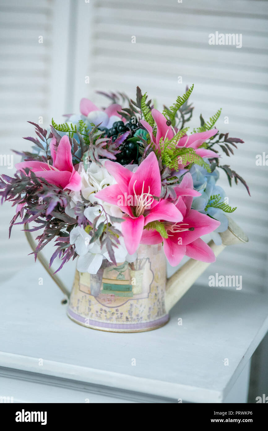 Stillleben mit Blumenstrauß aus Sommer Blumen im Korb Stockfoto
