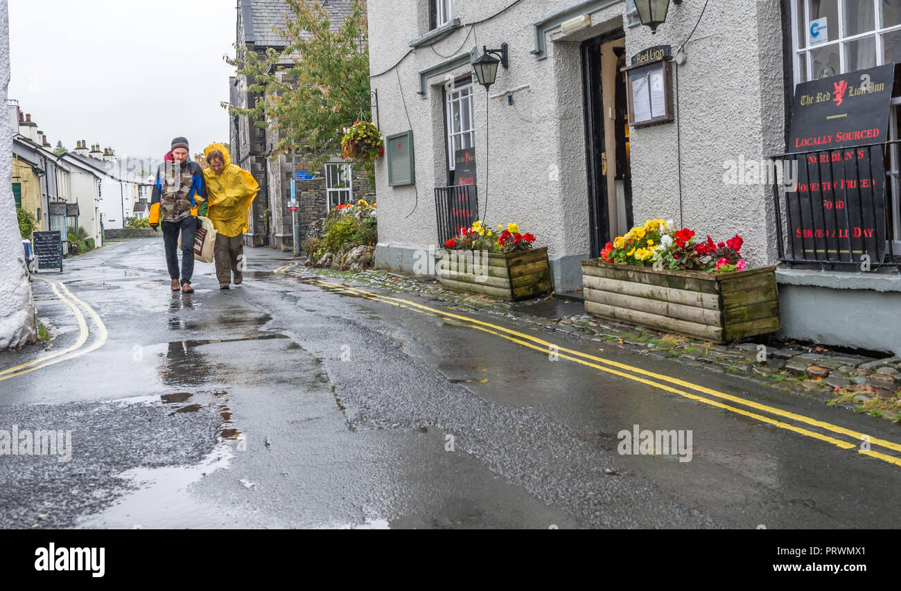 Ambleside, Lake District, Cumbria. 4. Okt 2018. Großbritannien Wetter. Ambleside, Lake District, Cumbria, England. 4. Oktober 2018. Touristen, die in der kleinen Stadt Ambleside im Lake District, gefangen in einer schweren Regen Dusche, hits mainy Teile von Großbritannien Alan Beastall // Alamy Live News Credit: Alan Keith Beastall/Alamy leben Nachrichten Stockfoto