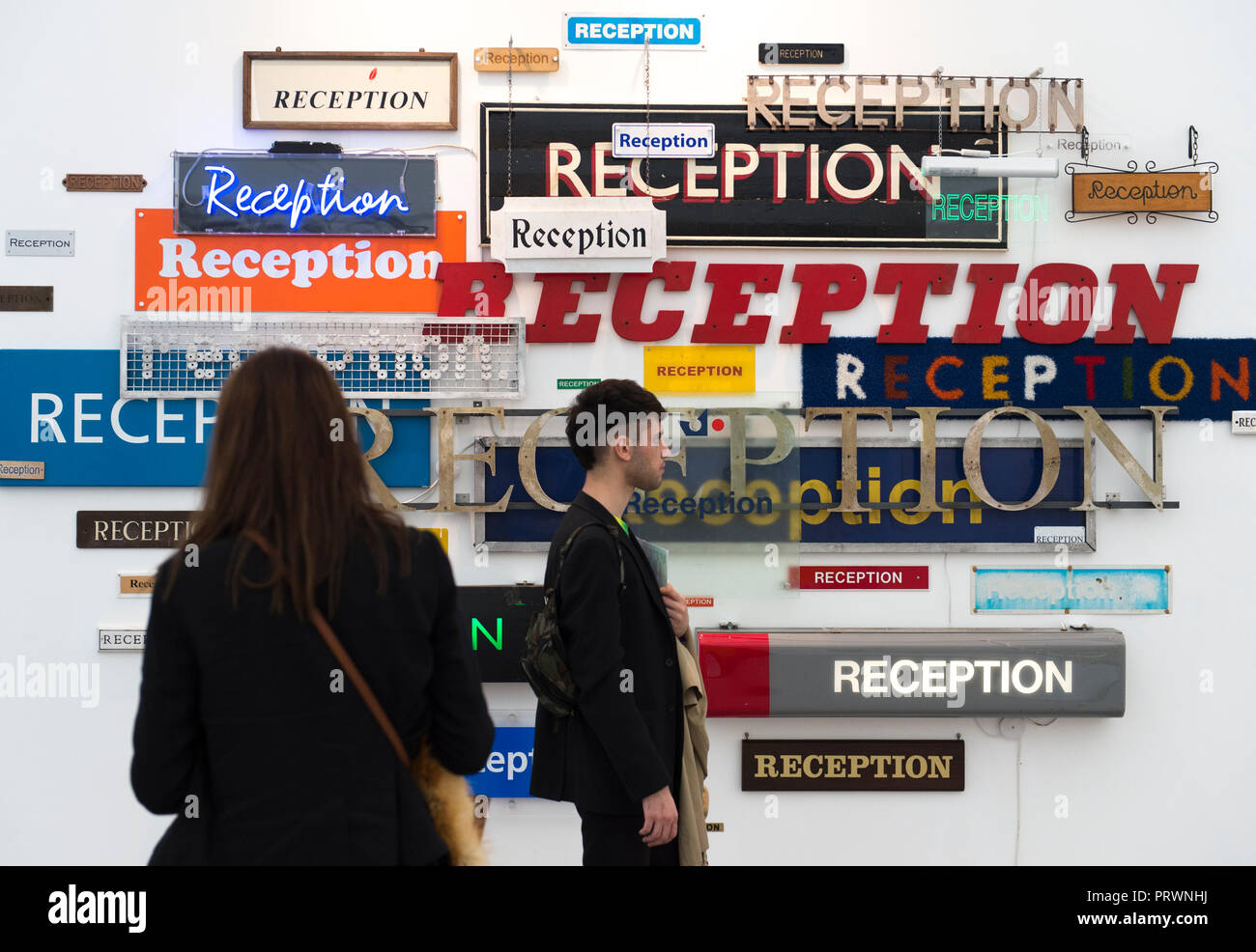 Regent's Park, London, UK. 4. Oktober, 2018. Frieze London verfügt über mehr als 160 der weltweit führenden Galerien mit der Möglichkeit zum Anzeigen Kunst aus über 1.000 der heute führenden Künstlern und zu kaufen. Credit: Malcolm Park/Alamy Leben Nachrichten. Stockfoto