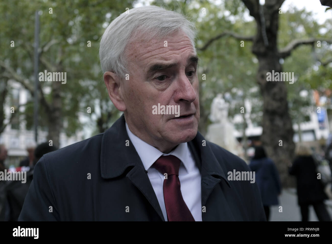 London, Greater London, UK. 5. Okt, 2018. John McDonnell, Arbeit Mitglied des Parlaments während der Vorführung gesehen. Wetherspoons, TGI Fridays, und McDonald's Mitarbeiter Rallye in London, bessere Arbeitsbedingungen und eine angemessene Bezahlung in der Hotellerie zu verlangen. Quelle: Andres Pantoja/SOPA Images/ZUMA Draht/Alamy leben Nachrichten Stockfoto