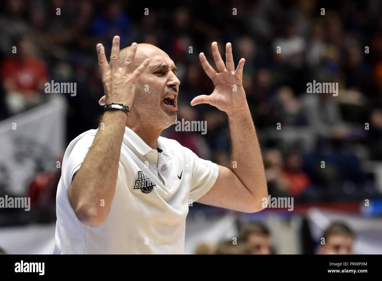 Pardubice, Tschechische Republik. Okt, 2018 04. Head Coach von Nowgorod Zoran Lukic Gesten während des Men's Basketball Champions League Qualifikationsspiel, dritte Runde, Pardubice vs Nischni Nowgorod, in Pardubice, Tschechische Republik, am 4. Oktober 2018. Credit: Josef Vostarek/CTK Photo/Alamy leben Nachrichten Stockfoto