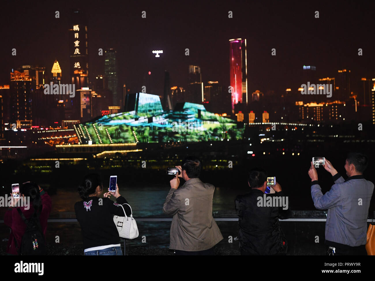 Chongqing. 4. Okt, 2018. Touristen nehmen Fotos auf die beleuchtete Skyline von Südwesten Chinas Chongqing, der 4. Oktober 2018. Credit: Wang Quanchao/Xinhua/Alamy leben Nachrichten Stockfoto