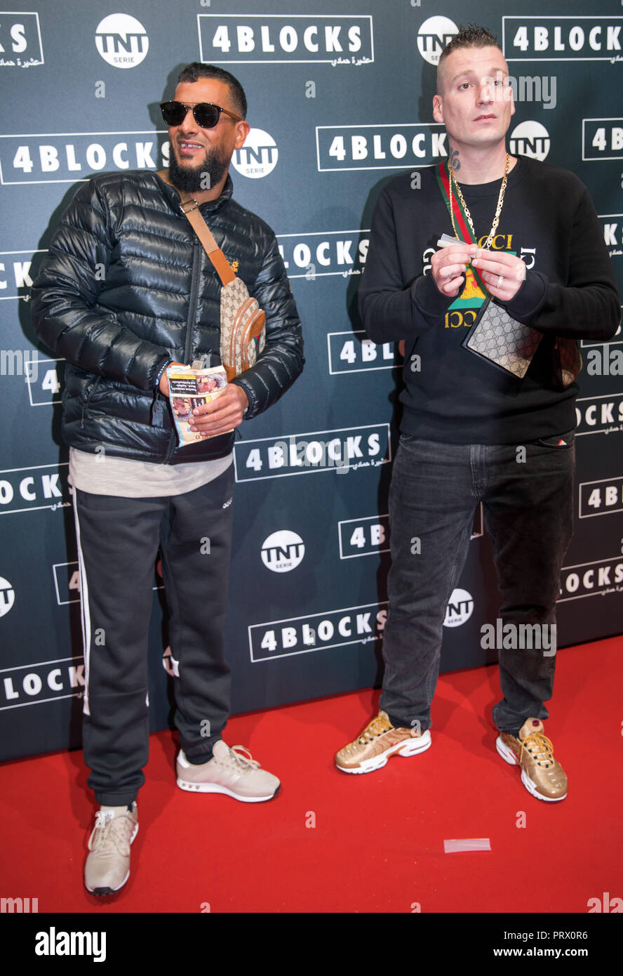 04 Oktober 2018, Berlin: Die Rapper LX (r) und Gringo (l) auf dem roten Teppich für die Premiere der zweiten Staffel von den TNT-Serie '4 Blocks'. Foto: Jens Büttner/dpa-Zentralbild/dpa Stockfoto