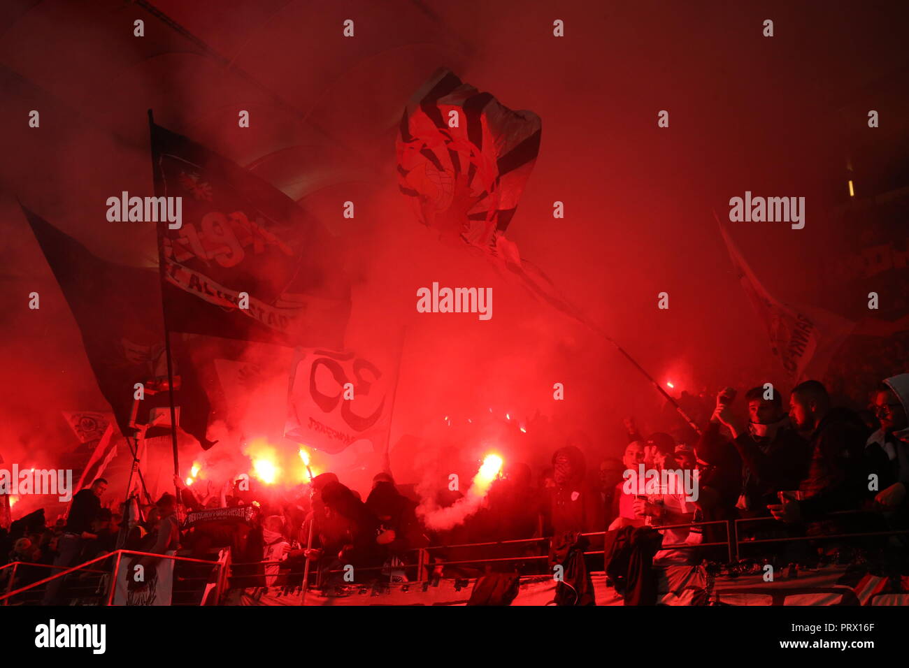 04 Oktober 2018, Hessen, Frankfurt/M.: Fußball: Europa League, Eintracht Frankfurt - Latium Rom, Gruppenphase, Gruppe H, 2. Spieltag in der Commerzbank Arena. Eintracht fans Feuerwerk entzünden. Foto: Thomas Frey/dpa Stockfoto