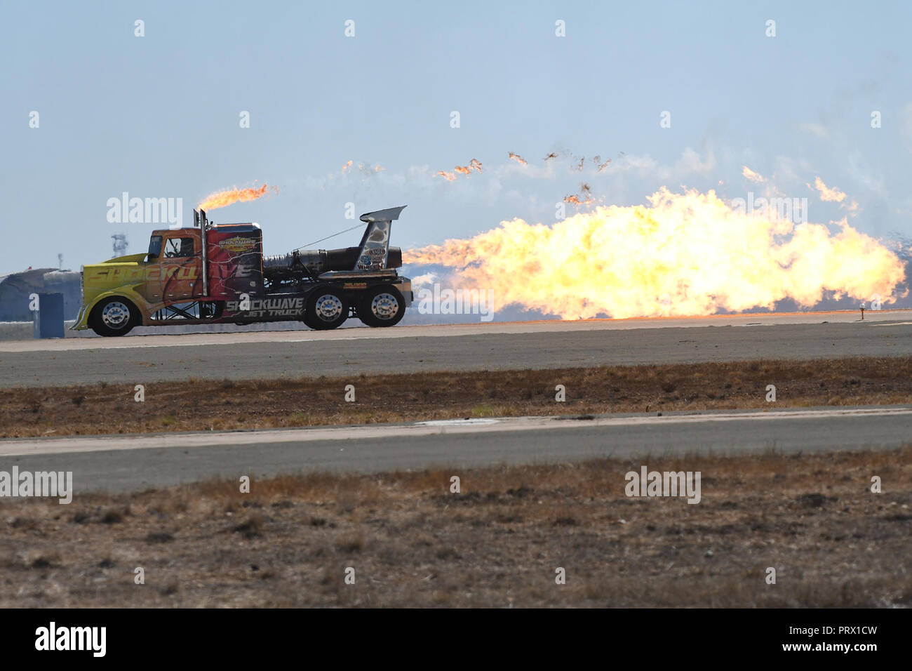 Mitamar, Kalifornien, USA. 29 Sep, 2018. Jet Lkw - SHOCKWAVE angetrieben vom Eigentümer Chris Darnell erreicht Geschwindigkeiten von bis zu 370 während Im Miramar Air Show 2018, United States Marine Corps Air Station Miramar, Miramar, Kalifornien, USA, 30. September 2018. Dieser Jahre zeigen 100 Jahre Frauen in der Marine Corps geehrt. Die Show der US Navy Präzision Flug Team der Blue Angels, Patrioten Jet Team, die Navy Leap Frogs und die Armee goldene Ritter Fallschirm Teams, Sean D. Tucker Kunstflug, Oldtimer, Kunstflug Flugzeuge, Militärflugzeuge und Hubschrauber, ein Jet truc Stockfoto