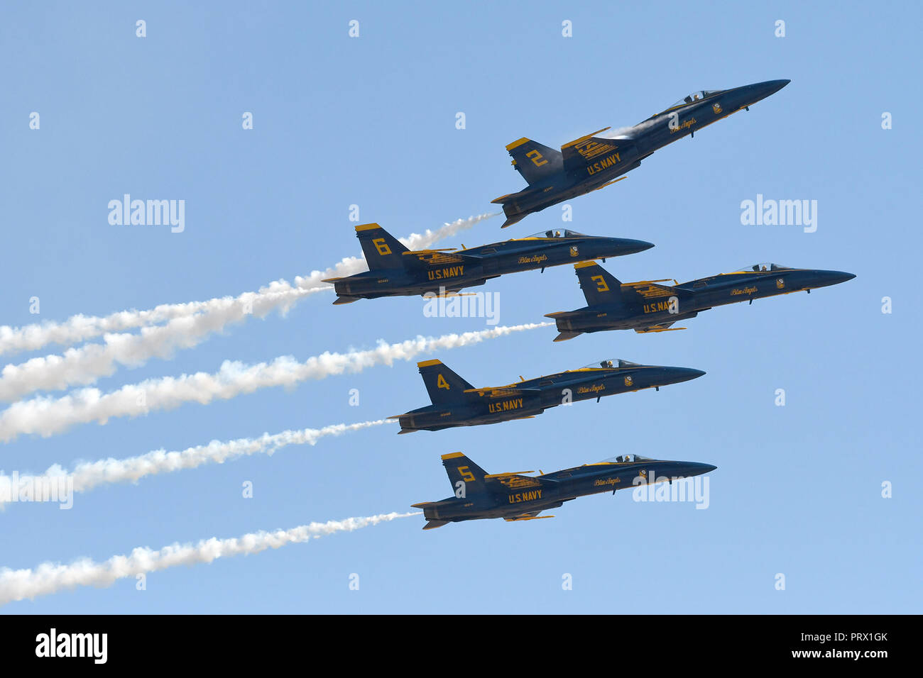 Mitamar, Kalifornien, USA. 29 Sep, 2018. Die VEREINIGTEN CaliforniaS NAVY BLUE ANGELS Präzision Flug Team im Miramar Air Show 2018, United States Marine Corps Air Station Miramar, Miramar, Kalifornien, USA, 30. September 2018 zur Durchführung. Dieser Jahre zeigen 100 Jahre Frauen in der Marine Corps geehrt. Die Show der US Navy Präzision Flug Team der Blue Angels, Patrioten Jet Team, die Navy Leap Frogs und die Armee goldene Ritter Fallschirm Teams, Sean D. Tucker Kunstflug, Oldtimer, Kunstflug Flugzeuge, Militärflugzeuge und Hubschrauber, ein Jet Lkw, der Geschwindigkeiten von Stockfoto