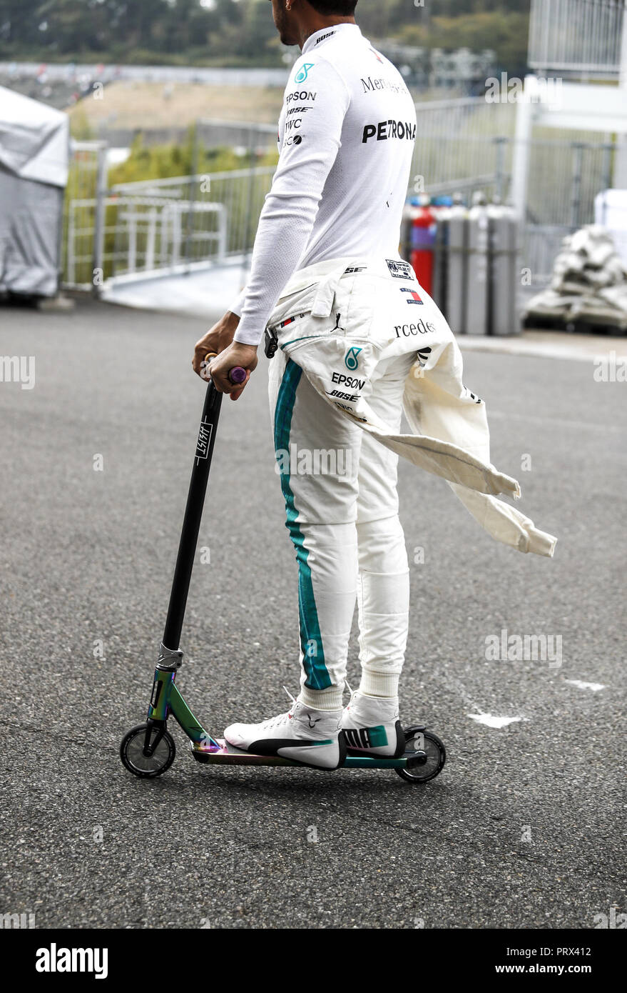 Motorsport: FIA Formel Eins-Weltmeisterschaft 2018, Grand Prix von Japan,  Weltmeisterschaft 2018 Grand Prix Japan #44 Lewis Hamilton (GBR, MERCEDES  AMG PETRONAS F1 Team), auf einem Roller Stockfotografie - Alamy