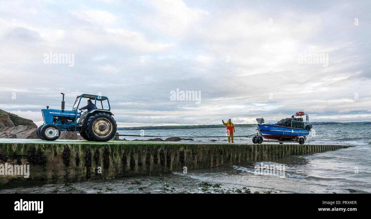 Knockadoon, Cork, Irland. 05. Oktober, 2018. Bernard O'Brien Hols seine Söhne Gavin und Vincent's Boot silver Tide" auf der Helling, nachdem sie von der Fischerei mit einem Fang von Garnelen an Knockadoon, Co Cork, Irland zurück. Quelle: David Creedon/Alamy leben Nachrichten Stockfoto