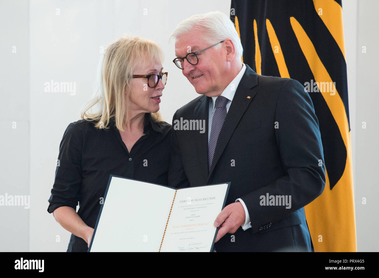 Berlin, Deutschland. Okt, 2018 02. Bundespräsident Dr. Frank-Walter Steinmeier überreicht das Bundesverdienstkreuz an Annette Humpe (Berlin, Musiker und Produzent). Ehrung und Verleihung des Verdienstordens der Bundesrepublik Deutschland an die Bürger und Bürgerinnen und Bürger durch den Bundespräsidenten auf Schloss Bellevue, Berlin, Deutschland am 02.10.2018. | Verwendung der weltweiten Kredit: dpa/Alamy leben Nachrichten Stockfoto