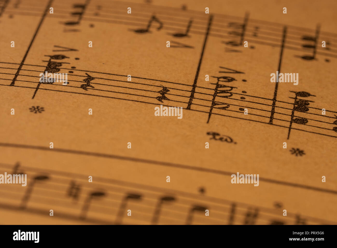 Eine Nahaufnahme von ein paar Takte eines klassischen drucken Klavierauszug Stockfoto