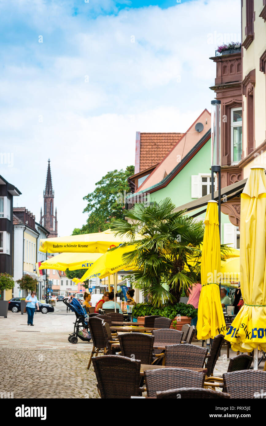 OFFENBURG, Deutschland - 19. Juni 2018: die Restaurants in der Innenstadt von Offenburg, Deutschland Stockfoto