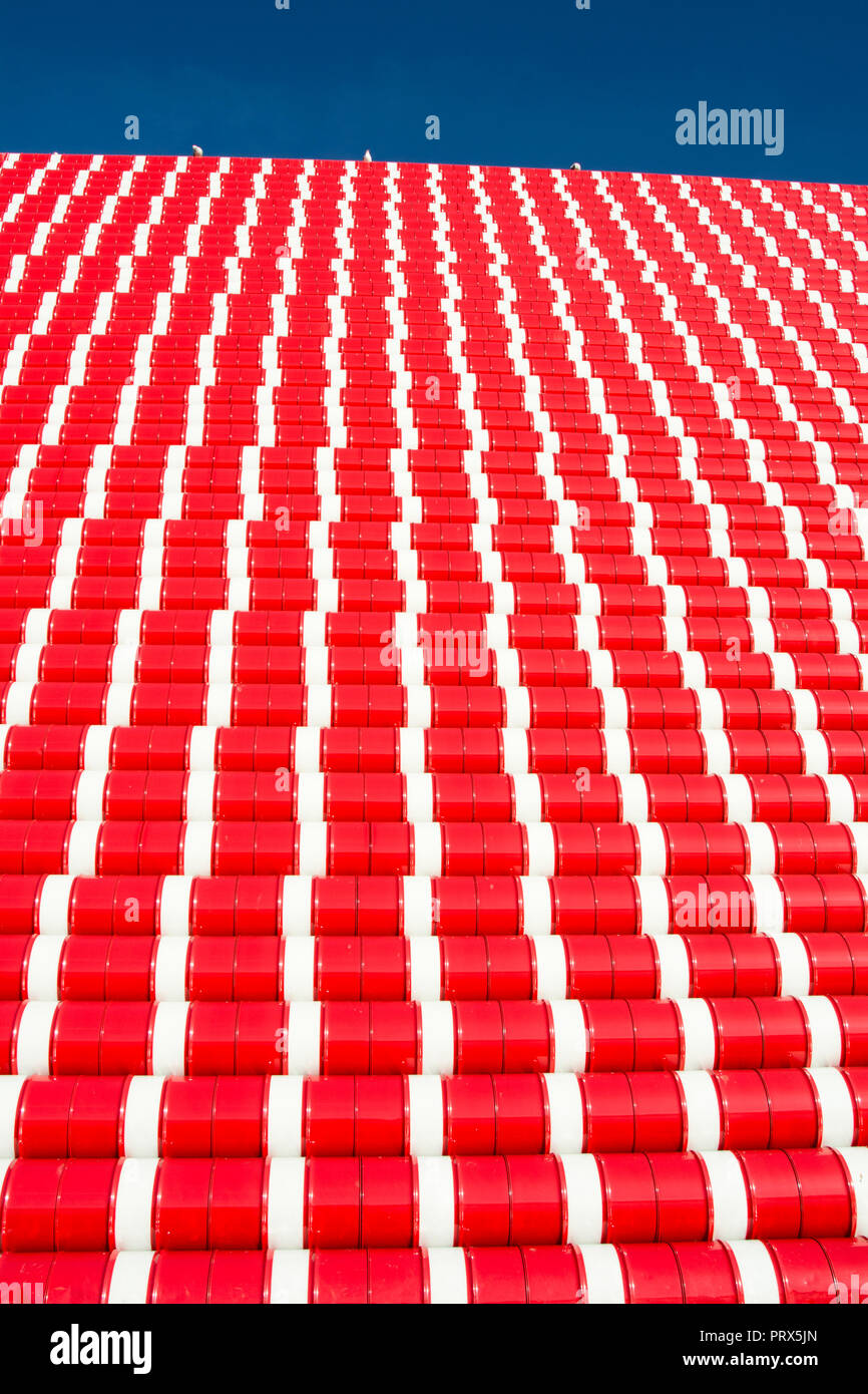 Christo & Jeanne-Claude der Londoner Mastaba, einem 20 Meter hohen temporären Schwebende Skulptur auf der Londoner Serpentine, London, UK Stockfoto