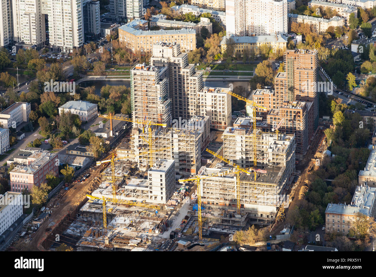 Blick von oben auf die Baustelle im Wohnviertel der Stadt Moskau im Herbst Tag Stockfoto