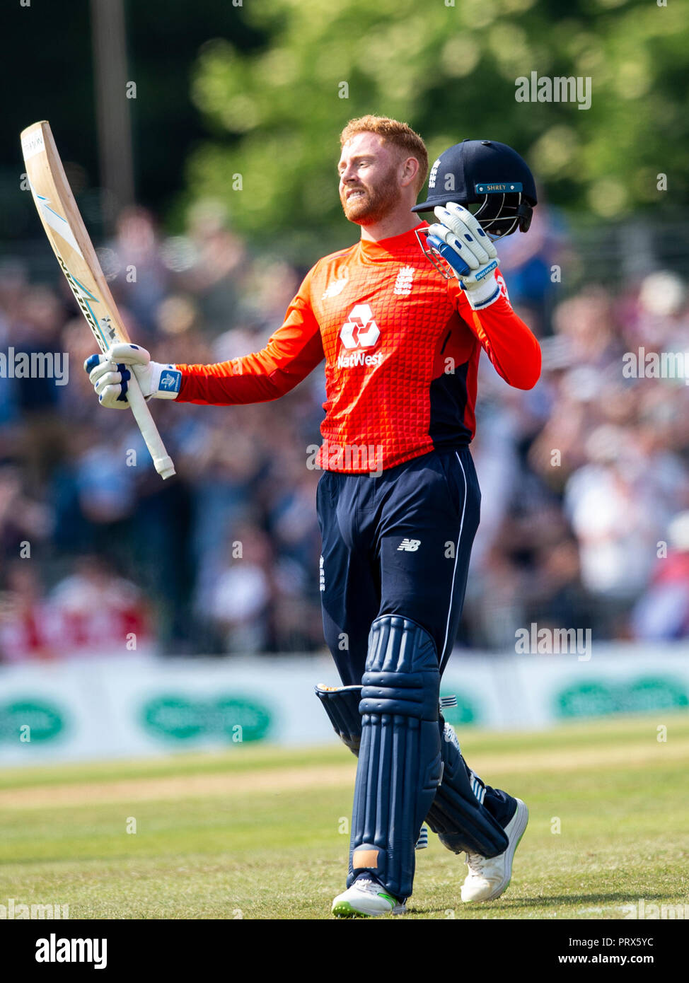 EDINBURGH, Schottland - Juni 10: England's Jonny Bairstow 100 erreicht, in den zweiten Innings der ODI im The Grange Cricket Club am 10. Juni, 2. Stockfoto