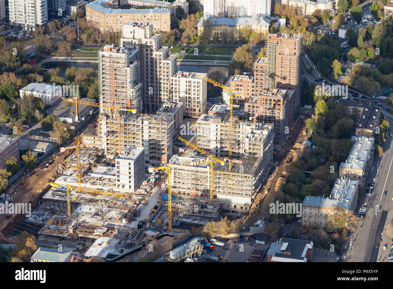 Luftbild der Baustelle von Hochhaus Haus im Wohnviertel der Stadt Moskau im Herbst Tag Stockfoto