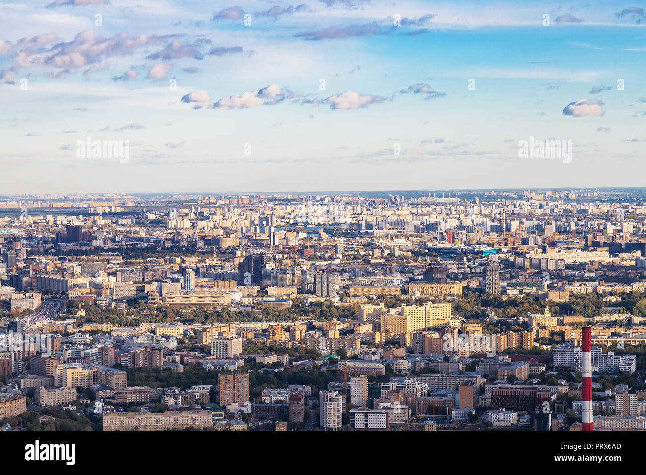 Oben Ansicht von Osten der Stadt Moskau von der Aussichtsplattform im oberen OKO Tower im Herbst Sonnenuntergang Stockfoto