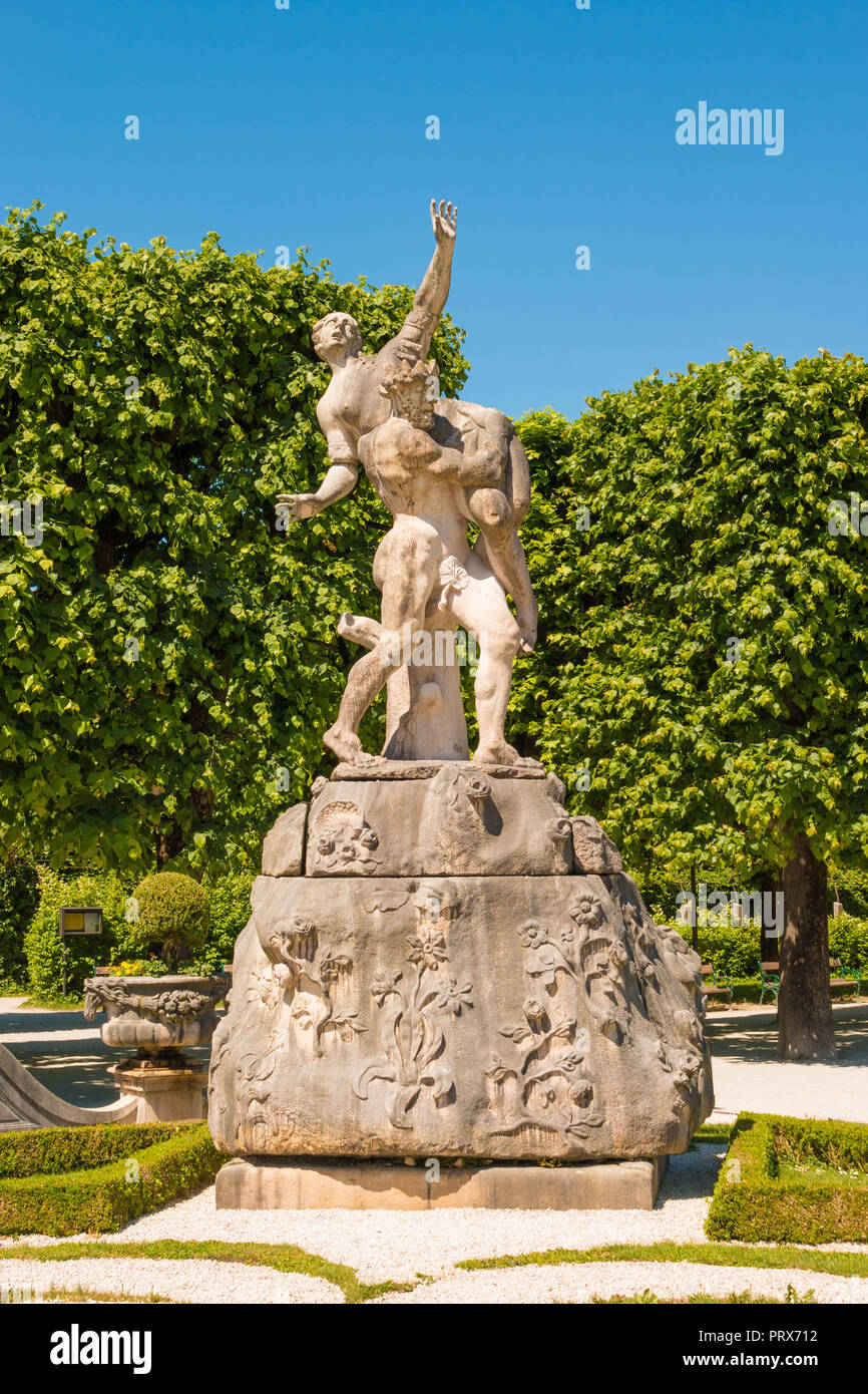 Skulptur von Hades entführt Persephone in Marabellgarten