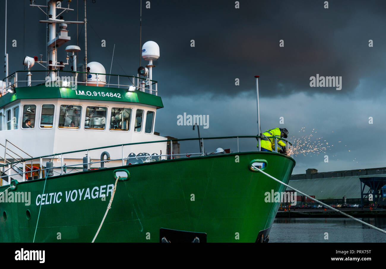 Cork, Irland. 16. November 2016. Marine Institute Forschungsschiff keltischen Voyager gewartet. Am späten Abend Licht auf die horgan Quay in Stockfoto