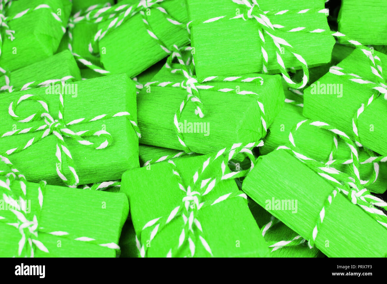 Grüne Geschenkboxen strukturierten Hintergrund Dekoration Design mit Seil Stockfoto