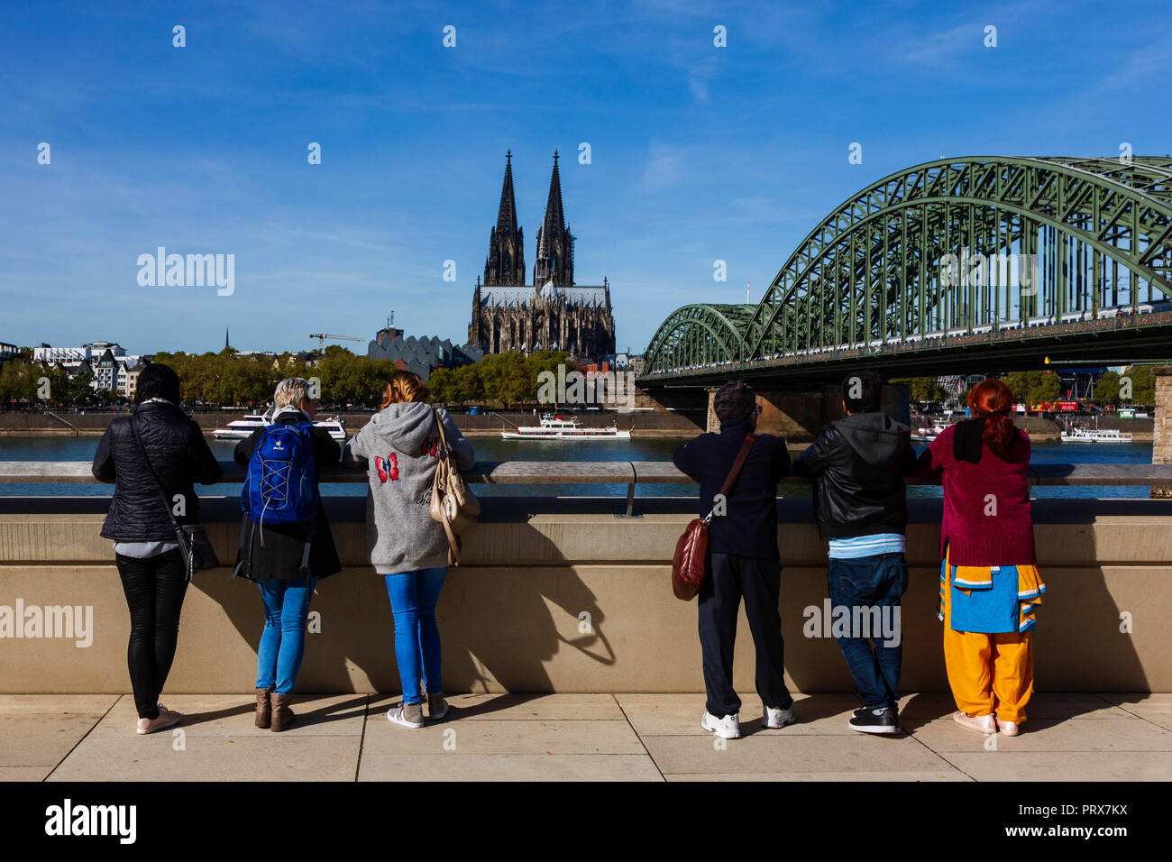 Menschen im Kölner Dom und Hohenzollernbrücke über den Rhein, Köln, Deutschland Stockfoto