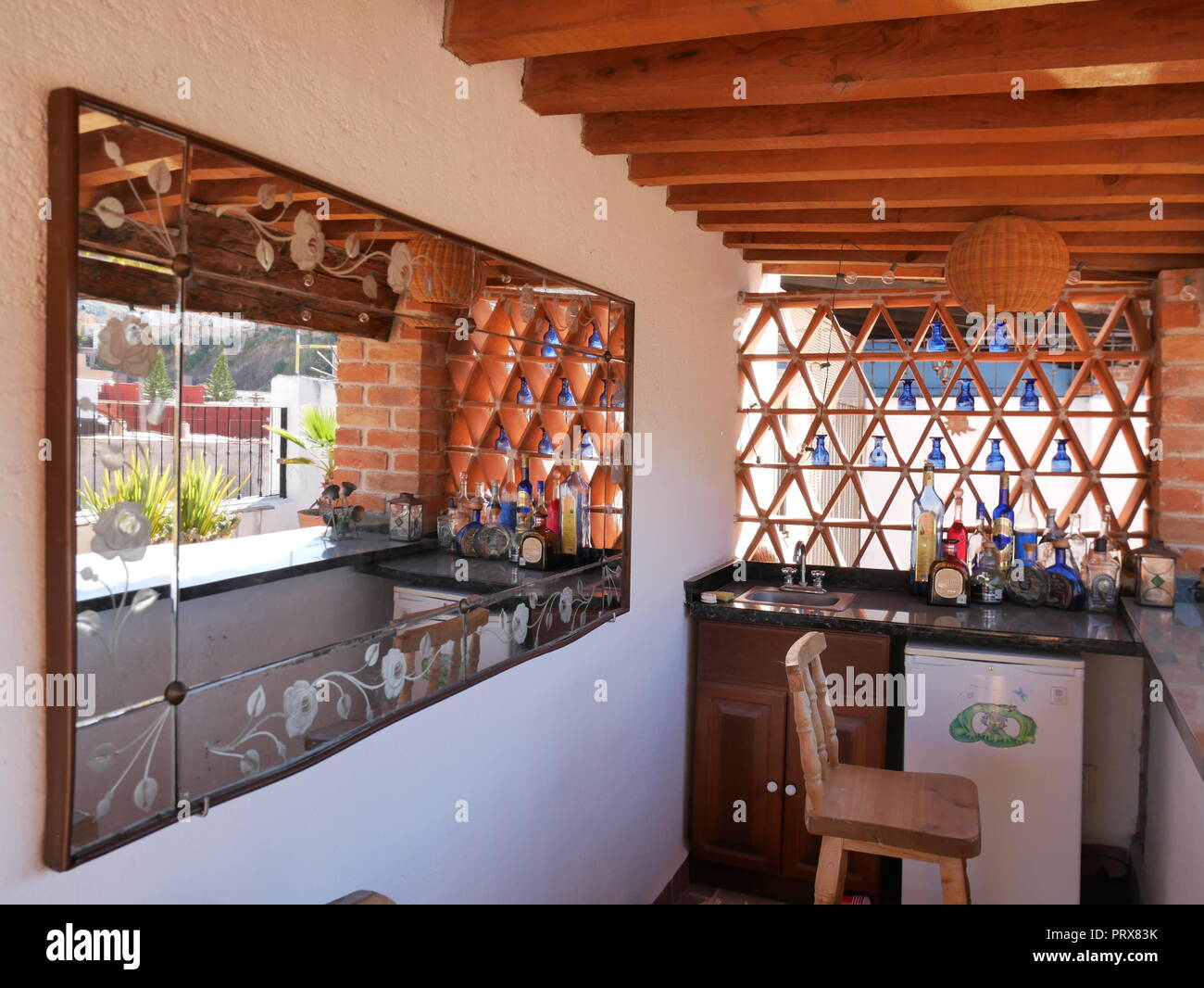 Bar auf der Dachterrasse mit großen rechteckigen Spiegel, der Stadt Guanajuato, Mexiko Stockfoto