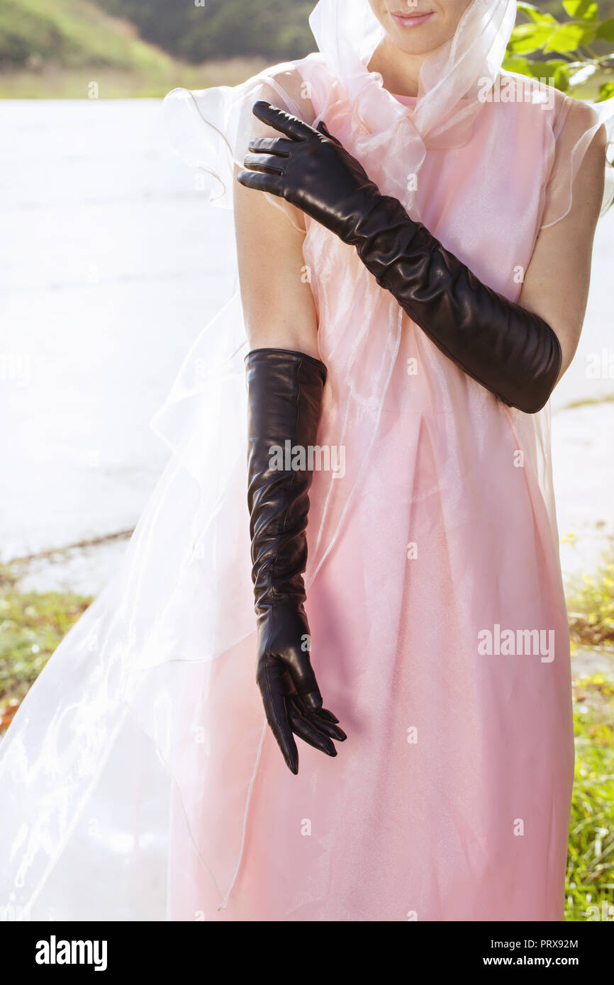 Frau in schöne lange Handschuhe Stockfoto