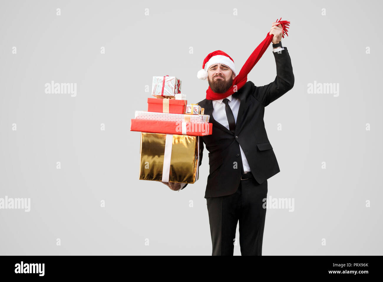 Gedanken an Selbstmord. Bärtige Traurigkeit Geschäftsmann, holding Geschenkbox. Viele Geschenke kaufen und kein Geld haben. Studio shot Stockfoto