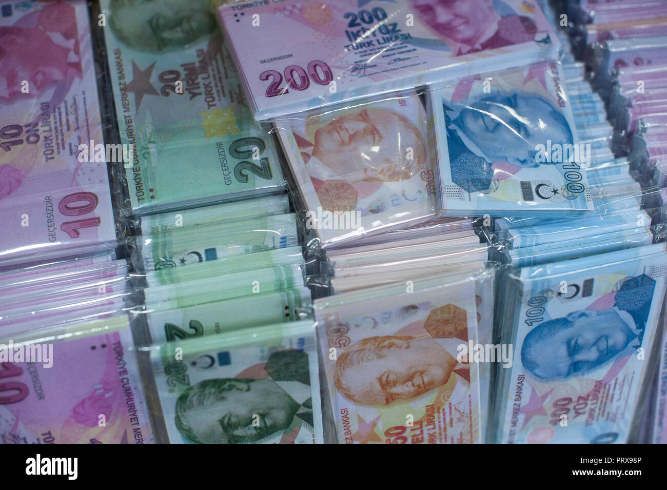 Fake Trkische Lira zum Verkauf in einem Istanbul Markt Stockfotografie -  Alamy