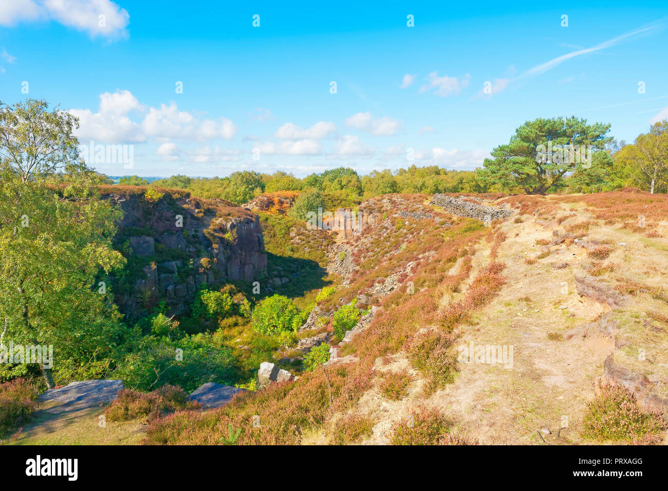 Lang, schmal und bewachsen gritstone Steinbruch auf Stanton Moor in Derbyshire Stockfoto