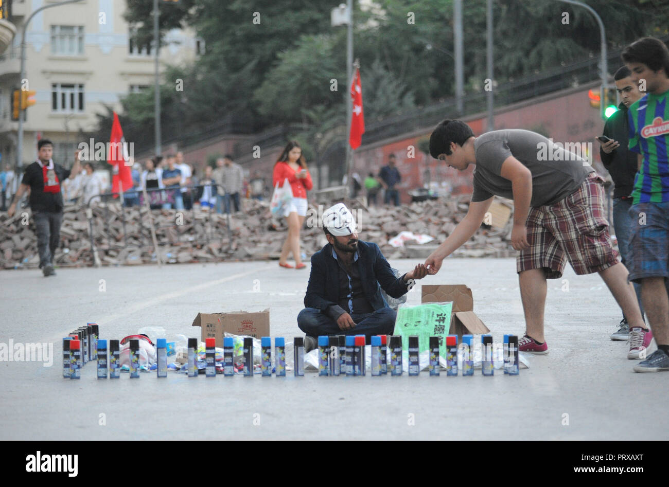 Juni 9, 2013 - Istanbul, Türkei: ein Mann mit einem anonymen Maske verkauft Graffiti Sprühdose für 5 Türkische Lira (3 $) in der Nähe von Istanbul Taksim Square, als Zehntausende von Menschen zusammen, die rund um die Uhr Besetzung des Gezi-park zu unterstützen. Un vendeur de rue avec un Masque anonyme Vend des bombes pour faire des Graffitis pendant Le Mouvement d'Beruf du parc Gezi. *** Frankreich/KEINE VERKÄUFE IN DEN FRANZÖSISCHEN MEDIEN *** Stockfoto