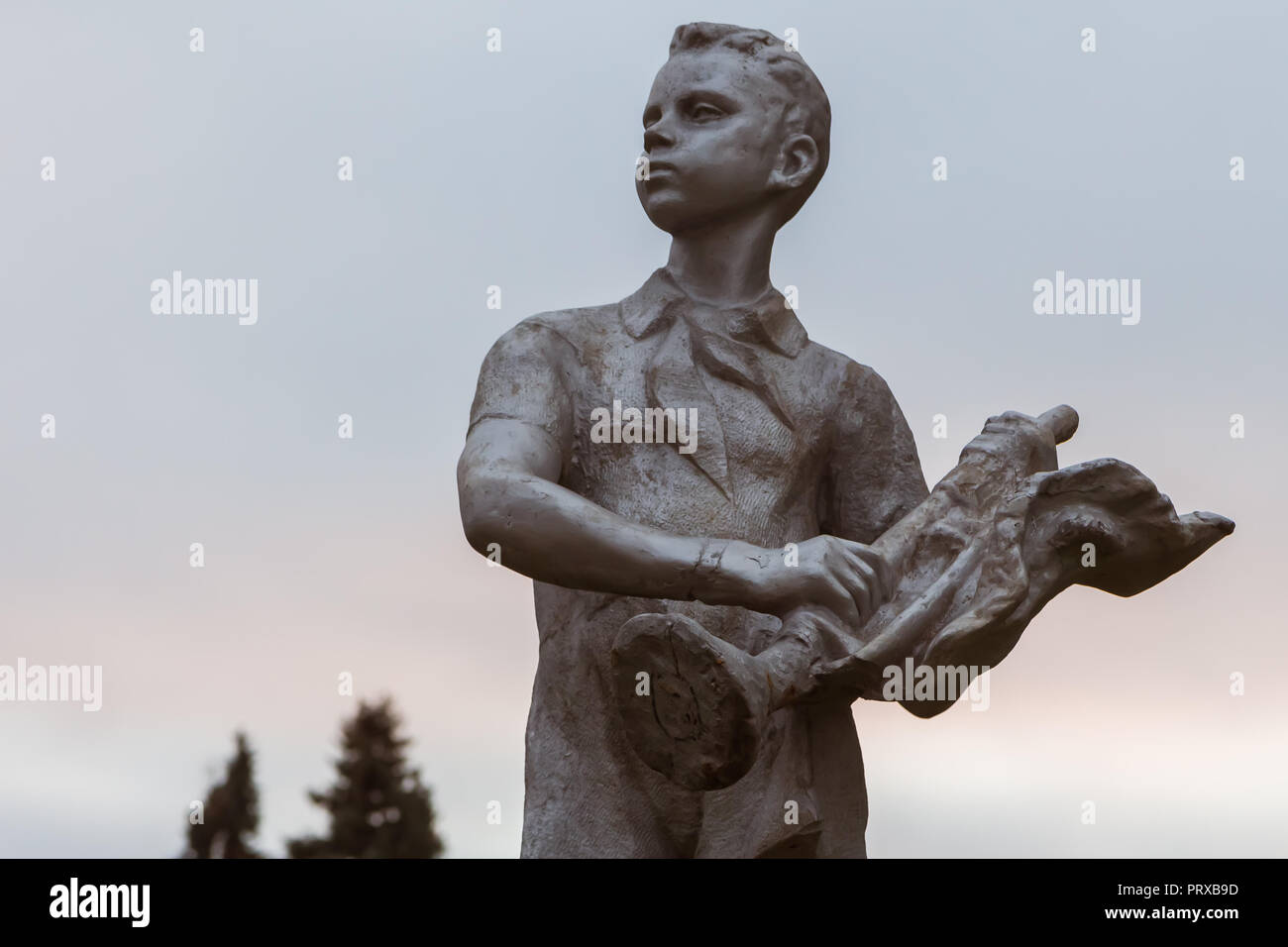 November 2017, Perm, Russland - Statue einer jungen, Erbe von Wladimir Lenin All-unions-Pionier Organisation, UDSSR Propaganda Stockfoto