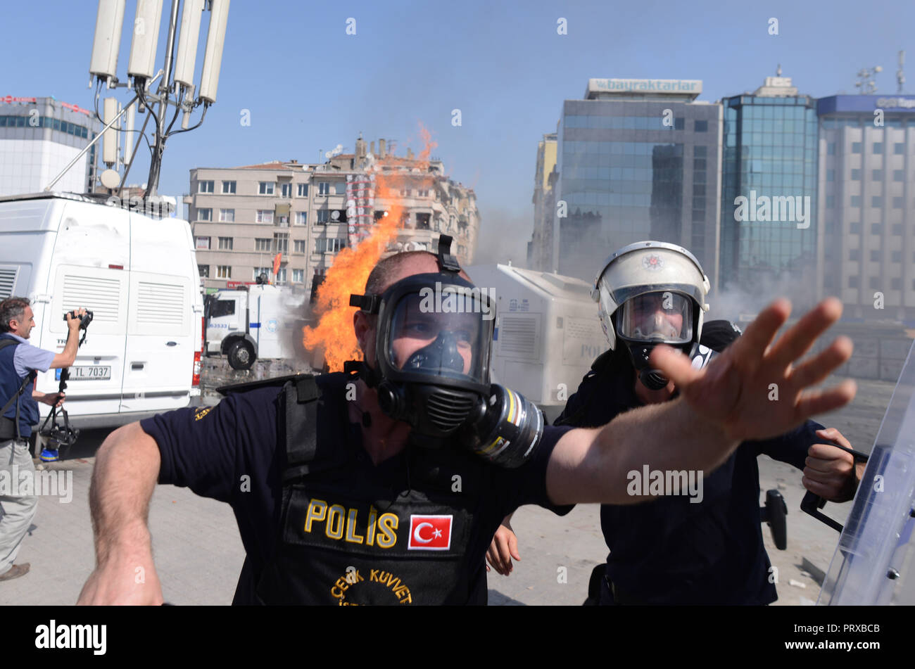 Juni 11, 2013 - Istanbul, Türkei: Türkische Polizei Sturm überrascht Taksim Square, dem Epizentrum der Masse anti-government Protests in den letzten zwei Wochen. Nach der Übernahme der Kontrolle über den Platz, die Polizei Lautsprecher Demonstranten zu sagen, dass sie nur in der Nähe Gezi Park, wo hunderte von Demonstranten noch verankert sind, bleiben konnte. Des affrontements eclatent lorsque la Polizei turque reprend Le controle de la Place Taksim, au Coeur d'Istanbul, Tandis que les manifestants Anti-Erdogan occupent toujours Le parc Gezi. *** Frankreich/KEINE VERKÄUFE IN DEN FRANZÖSISCHEN MEDIEN *** Stockfoto