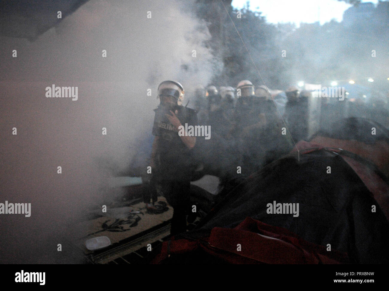 Juni 15, 2013 - Istanbul, Türkei: Türkische Polizei Storm's Istanbul Gezi-park zu Hunderten von regierungsfeindlichen Demonstranten vertreiben. Les policiers Turcs investissent Le parc Gezi, evacuant Les manifestants lehnt einen La Politique du Premier ministre Recep Tayyip Erdogan. *** Frankreich/KEINE VERKÄUFE IN DEN FRANZÖSISCHEN MEDIEN *** Stockfoto
