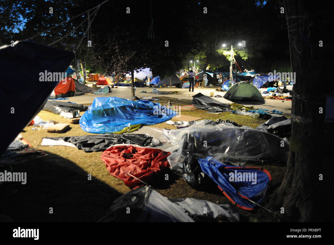 Juni 15, 2013 - Istanbul, Türkei: Türkische Polizei Storm's Istanbul Gezi-park zu Hunderten von regierungsfeindlichen Demonstranten vertreiben. Les policiers Turcs investissent Le parc Gezi, evacuant Les manifestants lehnt einen La Politique du Premier ministre Recep Tayyip Erdogan. *** Frankreich/KEINE VERKÄUFE IN DEN FRANZÖSISCHEN MEDIEN *** Stockfoto