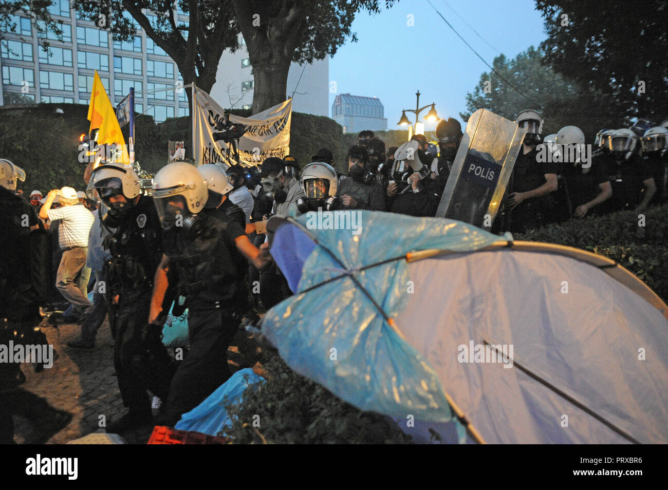 Juni 15, 2013 - Istanbul, Türkei: Türkische Polizei Storm's Istanbul Gezi-park zu Hunderten von regierungsfeindlichen Demonstranten vertreiben. Les policiers Turcs investissent Le parc Gezi, evacuant Les manifestants lehnt einen La Politique du Premier ministre Recep Tayyip Erdogan. *** Frankreich/KEINE VERKÄUFE IN DEN FRANZÖSISCHEN MEDIEN *** Stockfoto