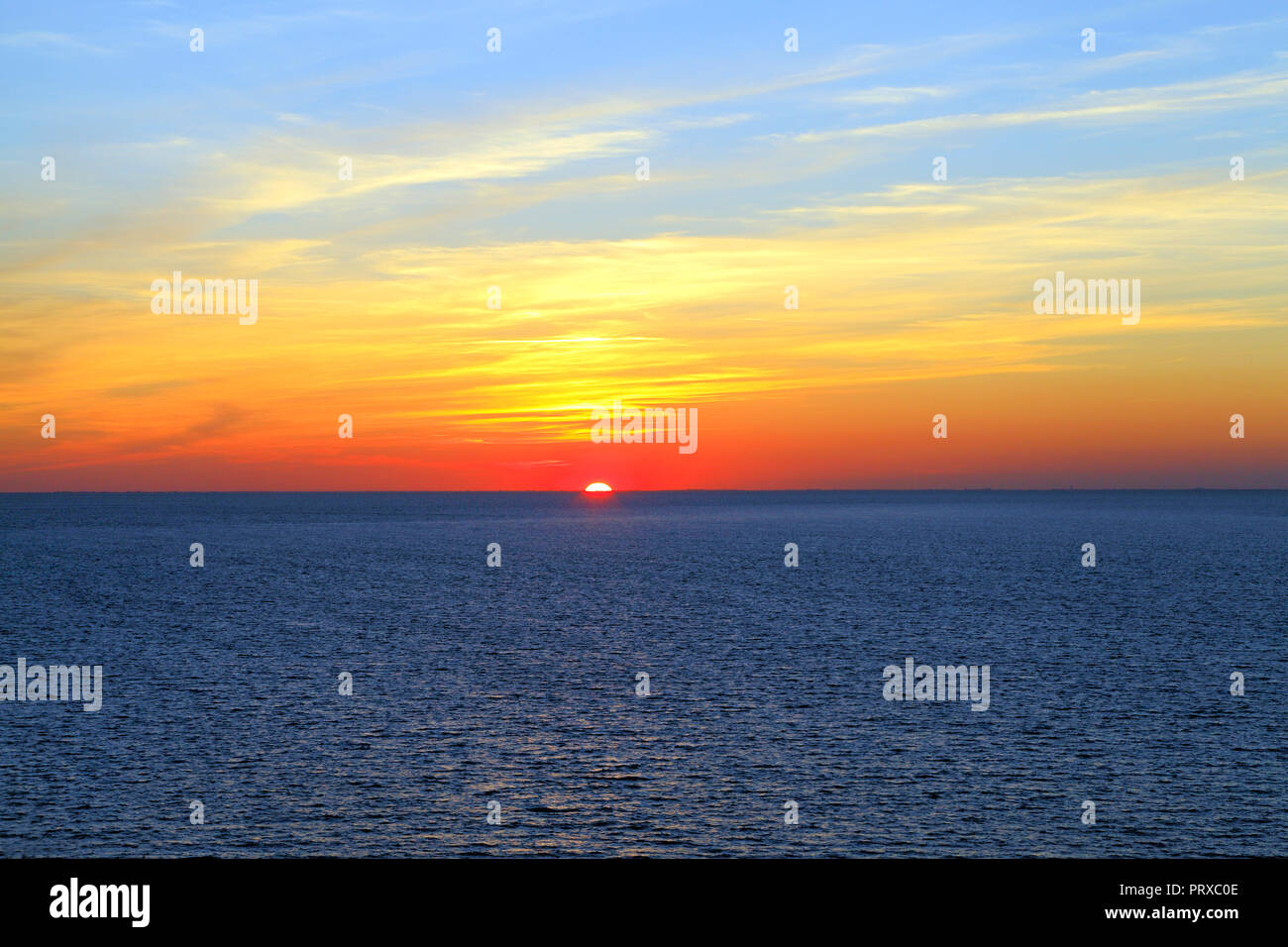 Herbstlicher Sonnenuntergang, blaue Meer, das Waschen von Hunstanton, Norfolk, Roter Himmel, der Himmel Stockfoto