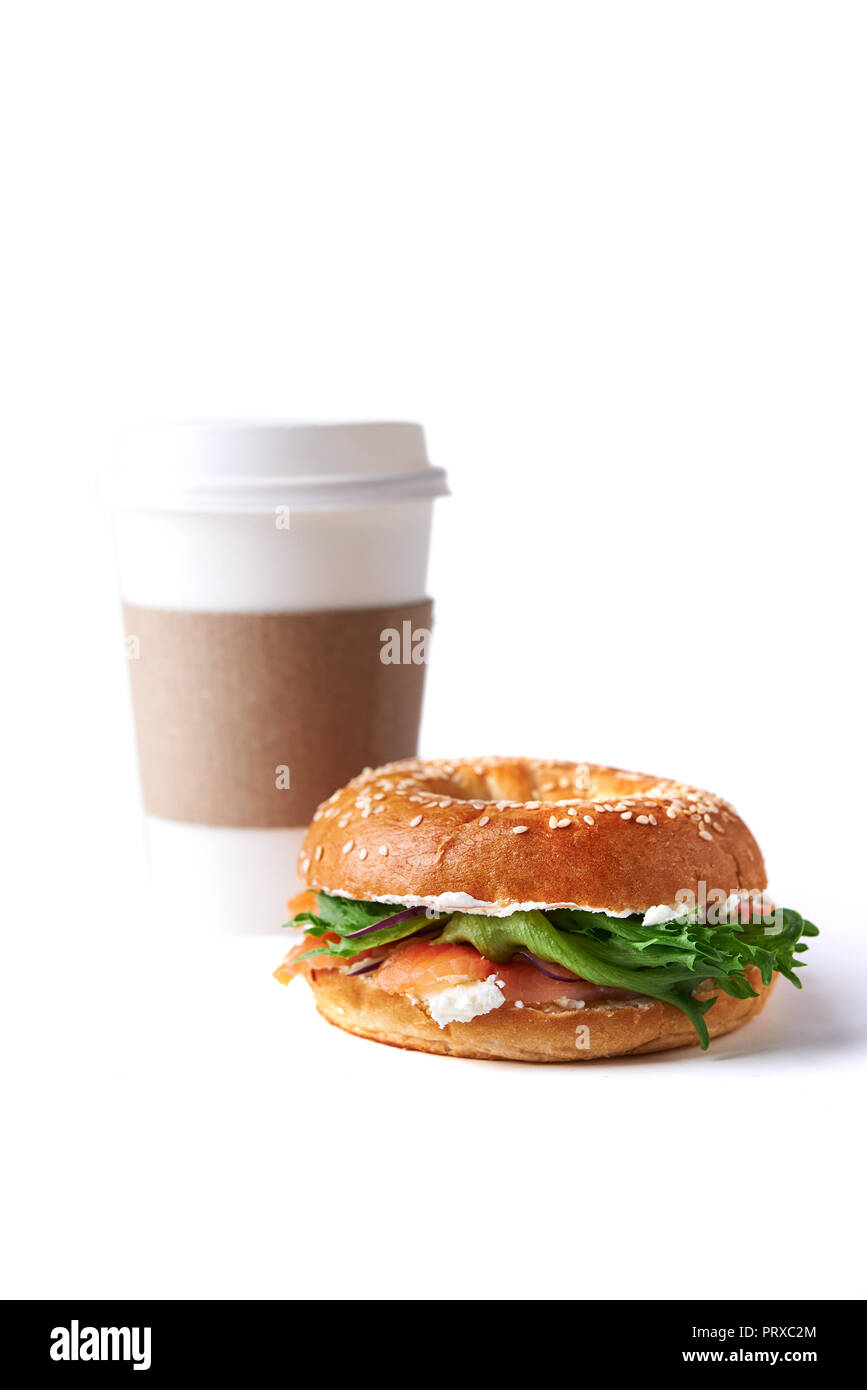 Bagel mit Lachs und Kaffee auf weißem Hintergrund gehen Stockfoto