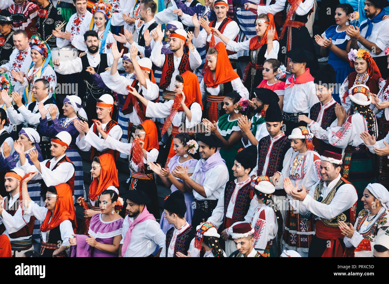 Eine Gruppe von Menschen in traditionellen regionalen Kleid im Zentrum von Skopje, Republik Mazedonien, September 2018 durchführen Stockfoto