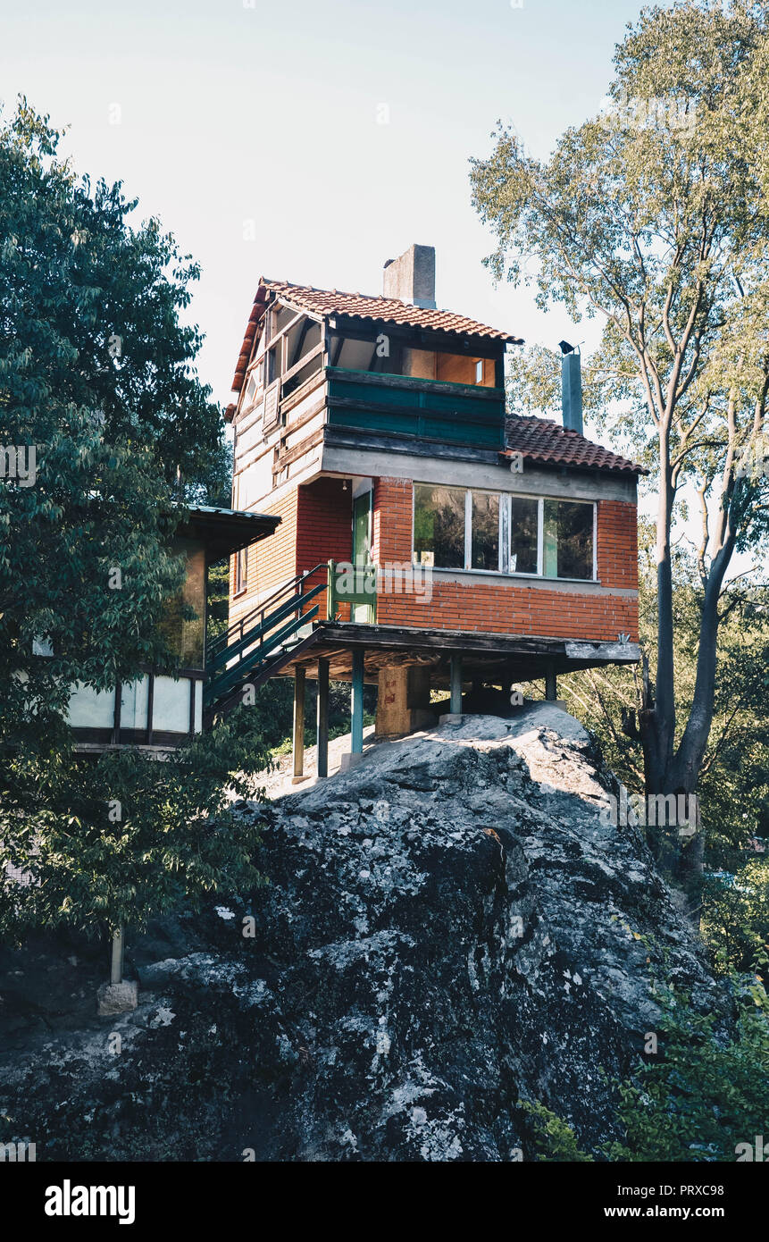 Haus auf dem Felsen, Matka Canyon, Skopje, Mazedonien, September 2018 Stockfoto