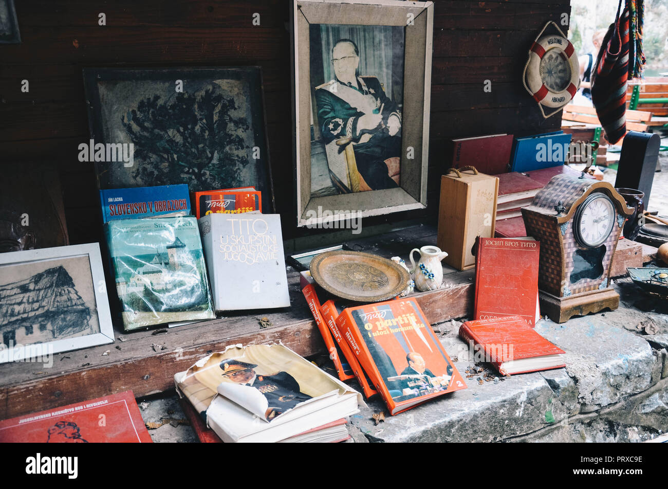 Tito Bücher und Antiquitäten auf Abschaltdruck am Matka Canyon, Skopje, Mazedonien, September 2018 Stockfoto