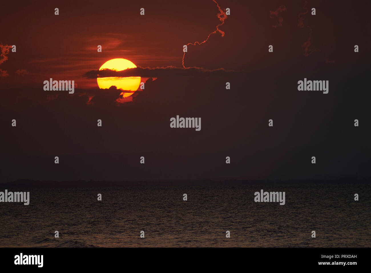 COATZACOALCOS, VER/MEXIKO - September 1st, 2018: Sonnenuntergang über der Küste Stockfoto