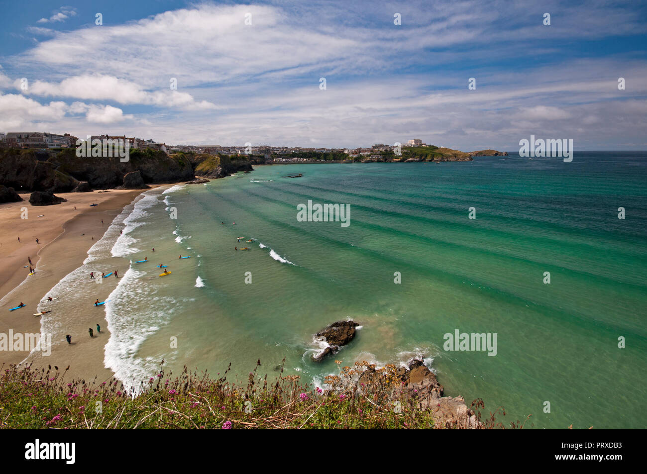 Mit Blick auf die kornischen Küste bei Tolcarne Beach, Newquay, England Großbritannien Stockfoto