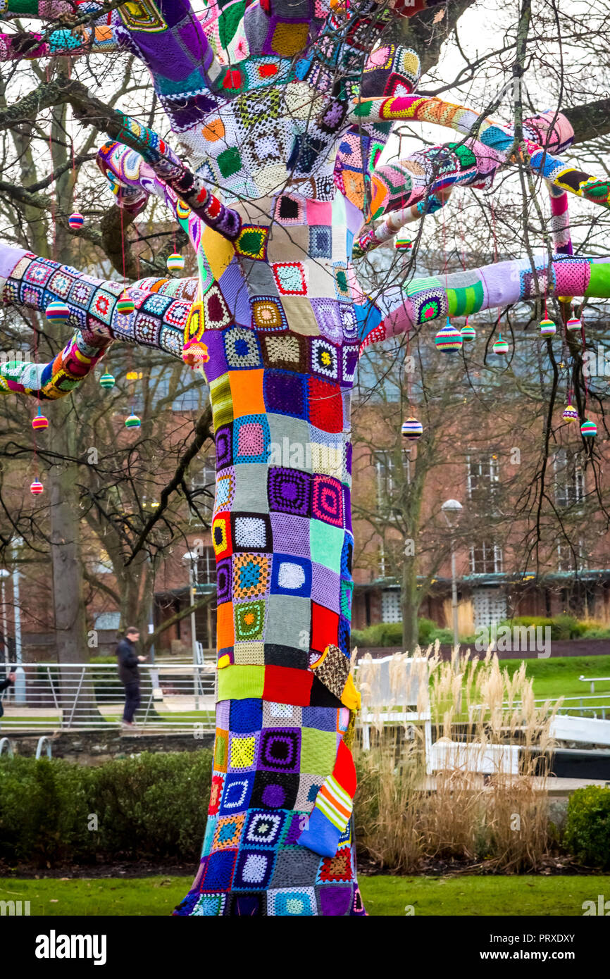 "Die Erinnerung an Baum' war ein Flickenteppich bedeckte Eiche in Stratford-upon-Avon, Großbritannien Stockfoto
