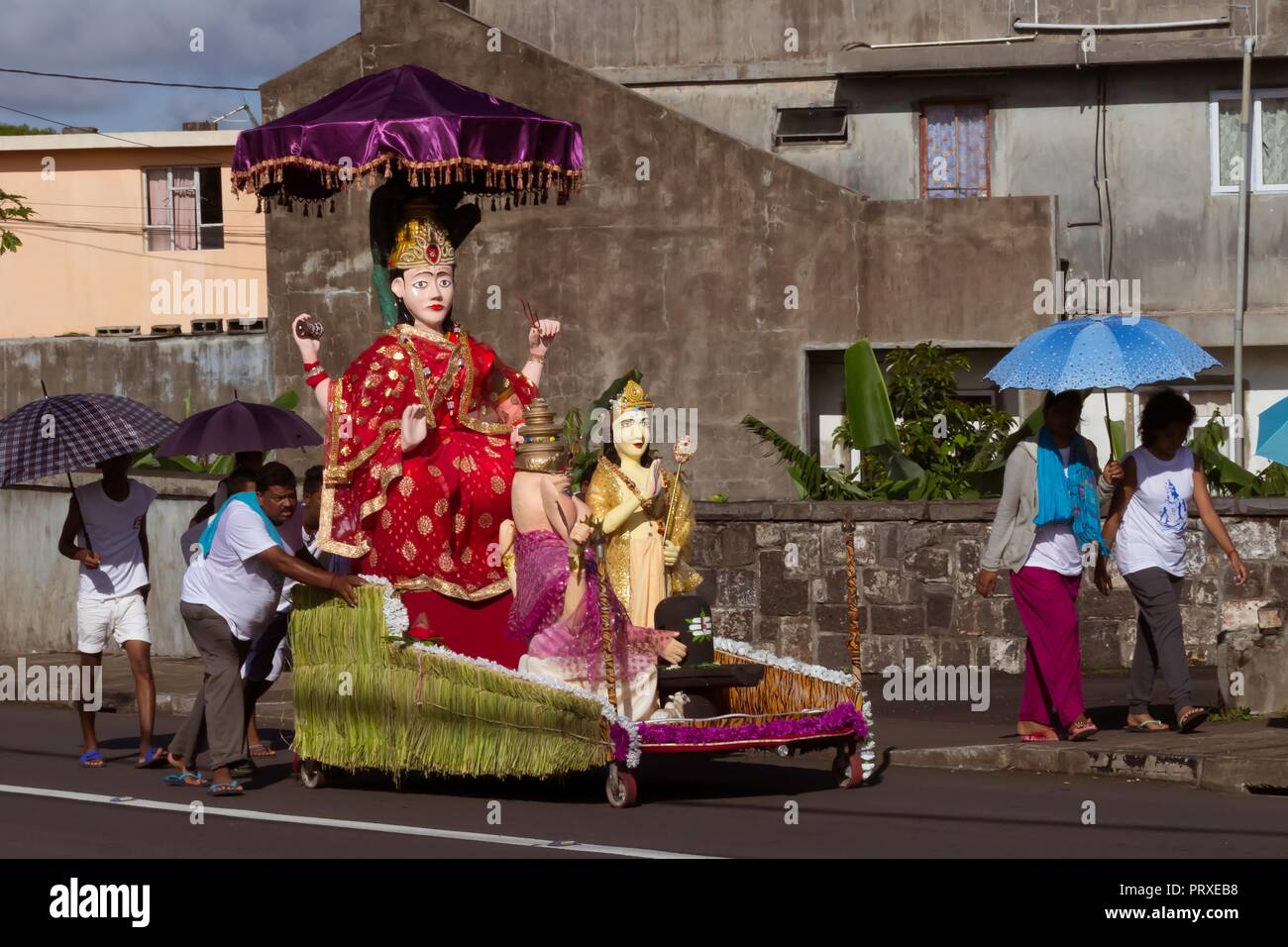 Port Louis, Mauritius - 11. Februar 2018 - Männer drücken Sie einen Warenkorb mit verzierten Statue während der Feiern des Hindu festival Maha Shivaratri (große Nacht o Stockfoto
